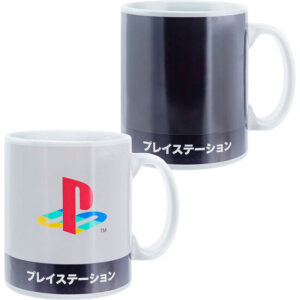 esta taza de cerámica de gran tamaño cuenta con la katakana para PlayStation y un diseño sensible al calor. Añade agua caliente para revelar el logotipo de PlayStation