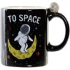 TAZA-MUG SPACE EN CAJA REGALO 450 ML  Taza-Mug diseño Espacial en caja regalo con diseño de un astronauta sentado en una media luna y la frase " To Space". Color negro. Capacidad: 450 ml. Tamaño: 11x8 cm.  Edad: 3+  Material: Cerámica  Color: Negro