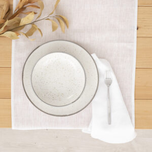 repele los líquidos y es respetuoso con el medio ambiente. Este acabado no altera el tacto natural del tejido. Un buen mantel es la base. Y si es de lino 100%