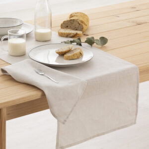 Camino de mesa lino 100% Light Grey  Categoría: 100% Lino liso  Calidad: Tejido 100% lino 195 grs.  Camino de mesa con hilos naturales de lino orgánico. Un producto exclusivo