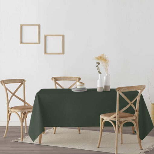 su tratamiento antimanchas lo convierte en la opción perfecta para usar en interiores y exteriores. Dale un toque de estilo a tu mesa con este mantel único