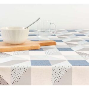 ofrece una protección duradera sin comprometer la suavidad y la caída del tejido. Su ancho de 100 cm es ideal para mesas estrechas