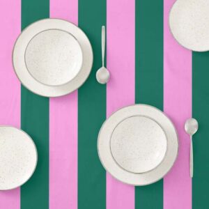 cuenta con dos capas de resina y una de teflón que le proporciona un tacto suave y no plastificado. Aunque incorpora propiedades impermeables