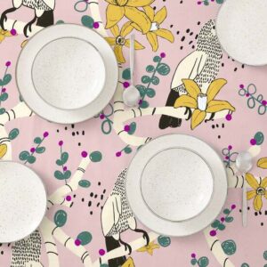 cuenta con dos capas de resina y una de teflón que le proporciona un tacto suave y no plastificado. Aunque incorpora propiedades impermeables