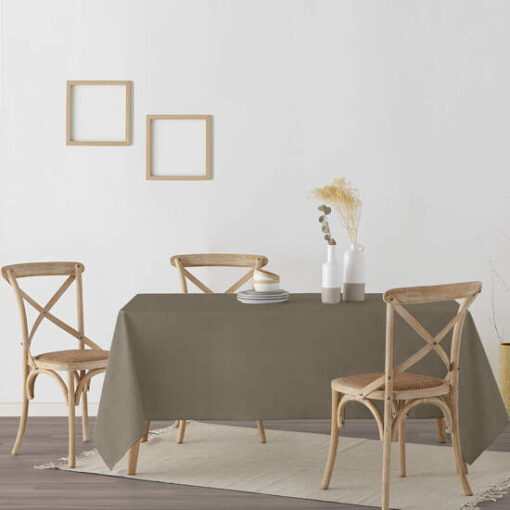 su tratamiento antimanchas lo convierte en la opción perfecta para usar en interiores y exteriores. Dale un toque de estilo a tu mesa con este mantel único