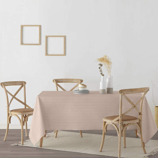su tratamiento antimanchas lo convierte en la opción perfecta para usar en interiores y exteriores. Dale un toque de estilo a tu mesa con este mantel único