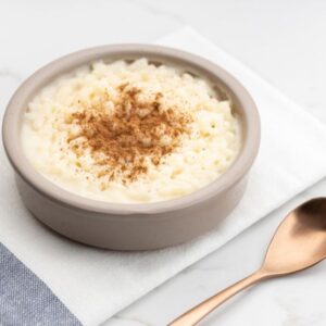 Plato de arroz con leche con canela en polvo