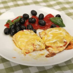 Plato de filetes de pollo con tomate y queso fundido