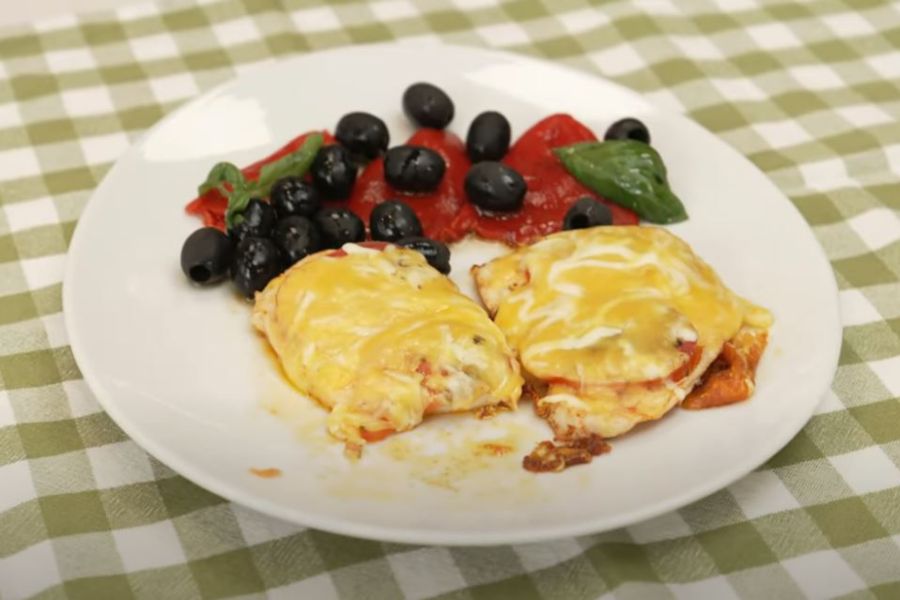 Plato de filetes de pollo con tomate y queso fundido