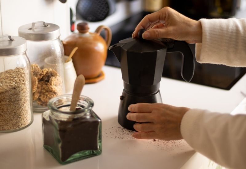 Cafetera italiana elegante sobre una encimera moderna