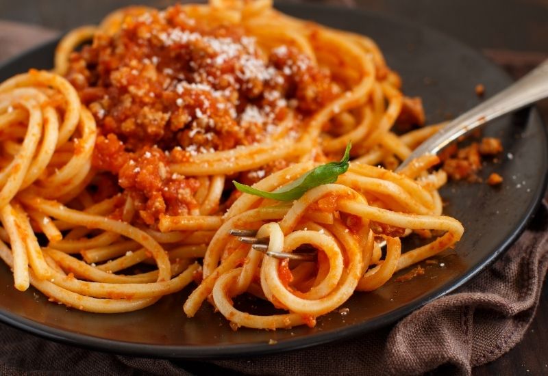 Detalle de amasadora y cortadores para pasta casera