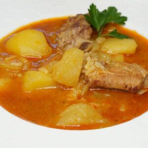 Plato con guiso de patatas con costillas y arroz