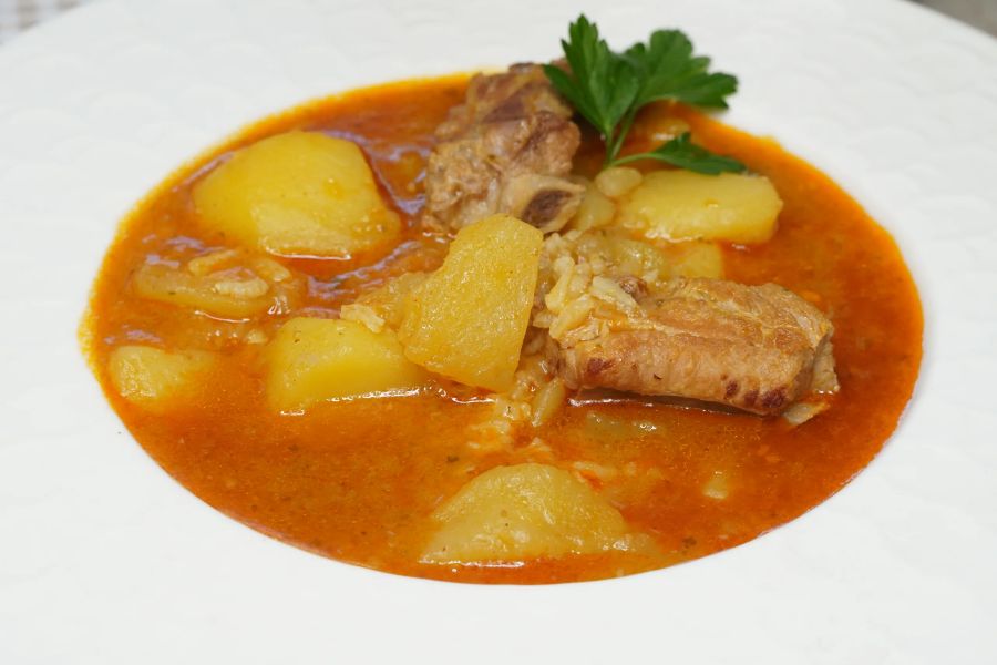 Plato con guiso de patatas con costillas y arroz