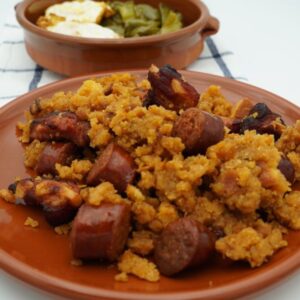 Plato de migas manchegs con chorizo y costilla