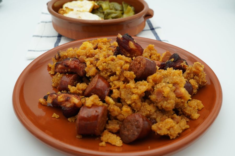 Plato de migas manchegs con chorizo y costilla