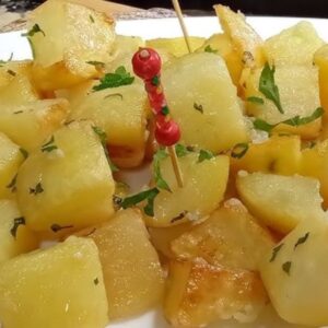 Plato de patatas al ajillo con palillos
