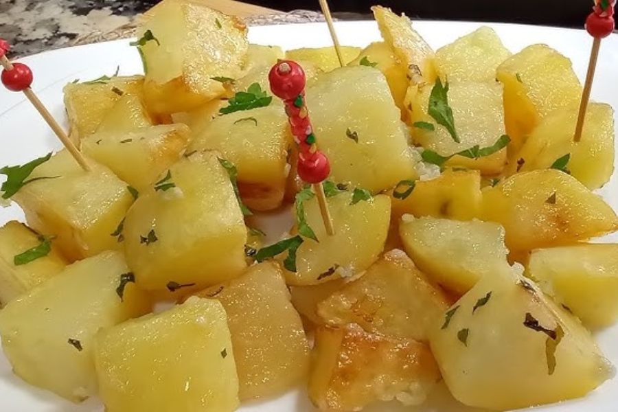 Plato de patatas al ajillo con palillos