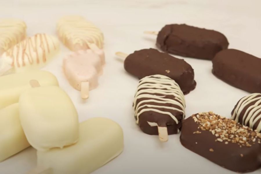 Tres tipos de helados caseros con diferentes coberturas y sabores dispuestos sobre mesa