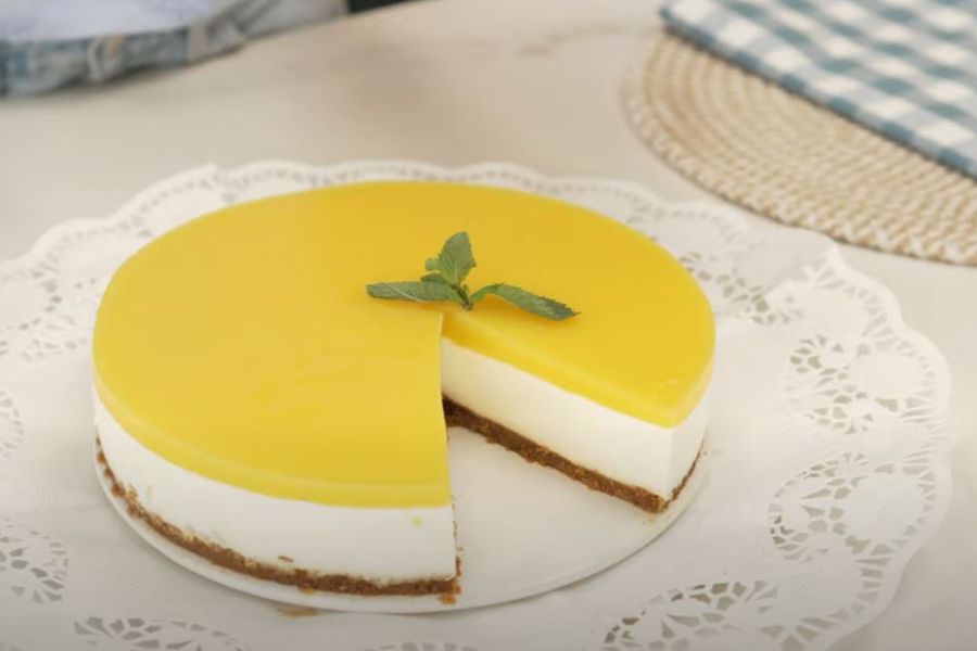Tarta de mango sobre bandeja blanca