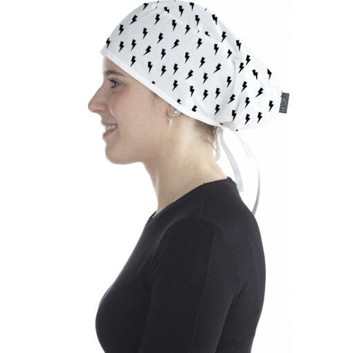 cocinero modelo Rayos White  Categoría: ULTIMAS OPORTUNIDADES  Calidad: Satén 100% Algodón Orgánico  · Tejido elástico para perfecta adaptación al contorno de la cabeza. · Cintas elásticas para ajustar. · Tacto extrasuave. · Ideal para todo tipo de profesionales. · Antibacteriano.  Tipo de Estampación: Nuestros gorros de uso profesional se confeccionan a mano