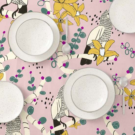 cuenta con dos capas de resina y una de teflón que le proporciona un tacto suave y no plastificado. Aunque incorpora propiedades impermeables