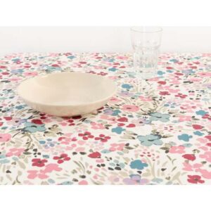 ofrece una protección duradera sin comprometer la suavidad y la caída del tejido. Su ancho de 100 cm es ideal para mesas estrechas