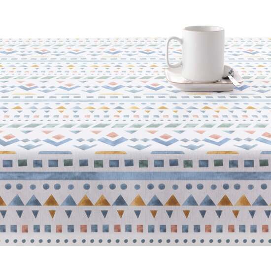 cuenta con dos capas de resina y una de teflón que le proporciona un tacto suave y no plastificado. Aunque incorpora propiedades impermeables