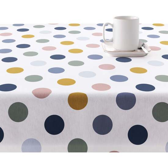 cuenta con dos capas de resina y una de teflón que le proporciona un tacto suave y no plastificado. Aunque incorpora propiedades impermeables