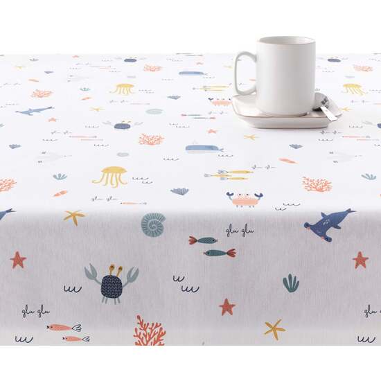 cuenta con dos capas de resina y una de teflón que le proporciona un tacto suave y no plastificado. Aunque incorpora propiedades impermeables