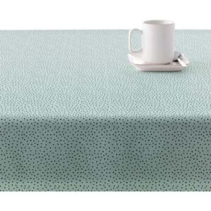 cuenta con dos capas de resina y una de teflón que le proporciona un tacto suave y no plastificado. Aunque incorpora propiedades impermeables