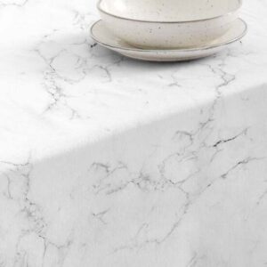 cuenta con dos capas de resina y una de teflón que le proporciona un tacto suave y no plastificado. Aunque incorpora propiedades impermeables